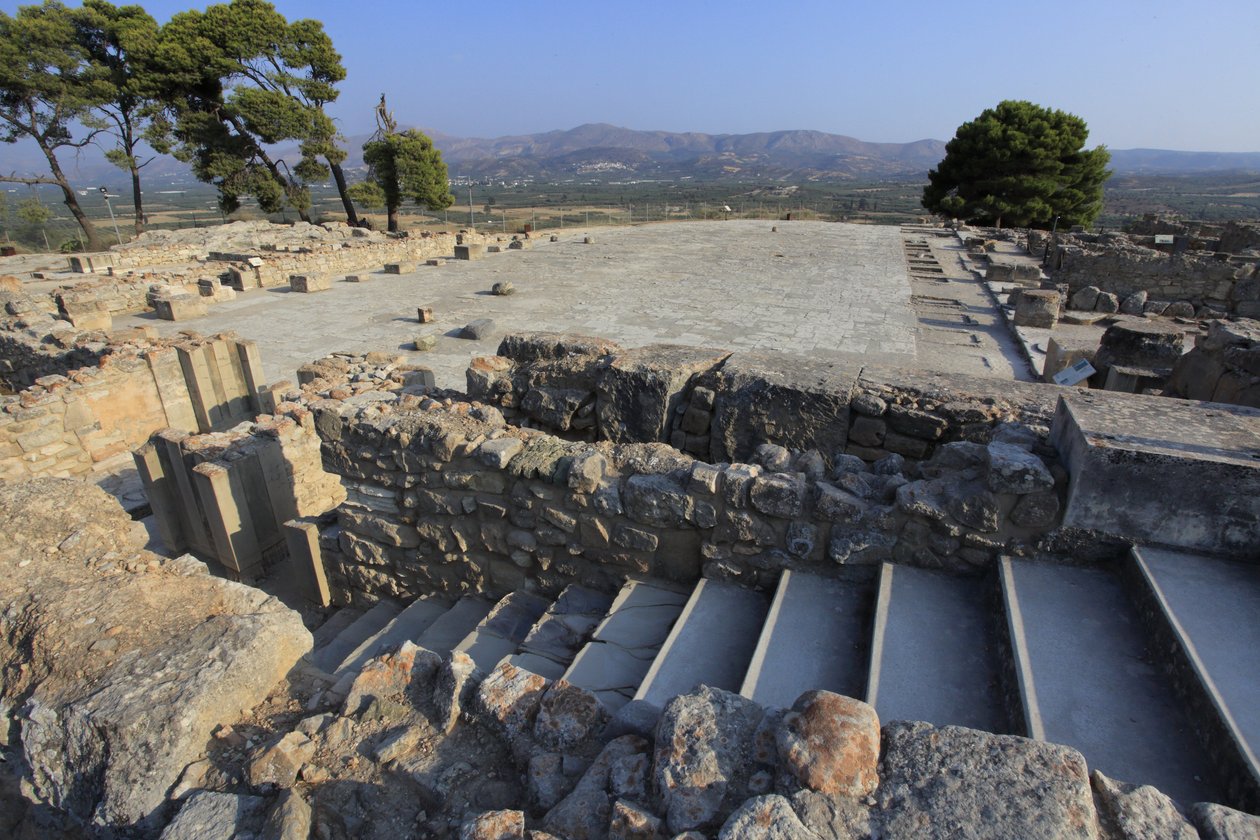 Det minoiske arkeologiske stedet Phaistos. Utsikt over den sentrale domstolen fra nordfløyen. Den sentrale domstolen var et grunnleggende arkitektonisk element i Minoen-palasset. Det er en kjerne som de forskjellige vingene er satt rundt. Denne sentralrett av Minoan