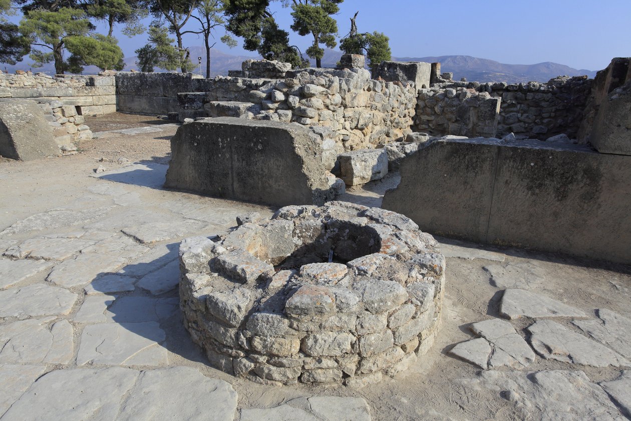 Det minoiske arkeologiske stedet Phaistos. en del av det nordøstlige komplekset. Kompleks med fire rom i direkte tilknytning til det gamle palasset. Disse rommene ble brukt til å lagre verdifulle rituelle kar. Den berømte "" Phaistos-skiven"" med hieroglyf av Minoan