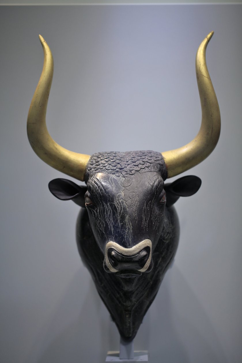 Minoisk kunst. Oksehoderhyton. Denne rytmen ble funnet i det lille palasset i Knossos. Det er et karakteristisk eksempel på minoisk steinutskjæring fra den tidlige neopaliske perioden. Det er en libation vase, som ble fylt med passende væske gjennom en hol av Minoan