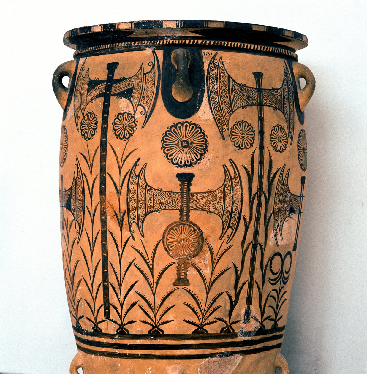 Minoisk kunst: terrakottavase fra Neopalatiale-perioden dekorerer symboler på gudene og representasjoner av himmelen og jorden, samt dobbeltøksen, symbolet på den kretiske sivilisasjonen. Fra Knossos (Cnossos) Heraklion, Arkeologisk museum Kreta av Minoan