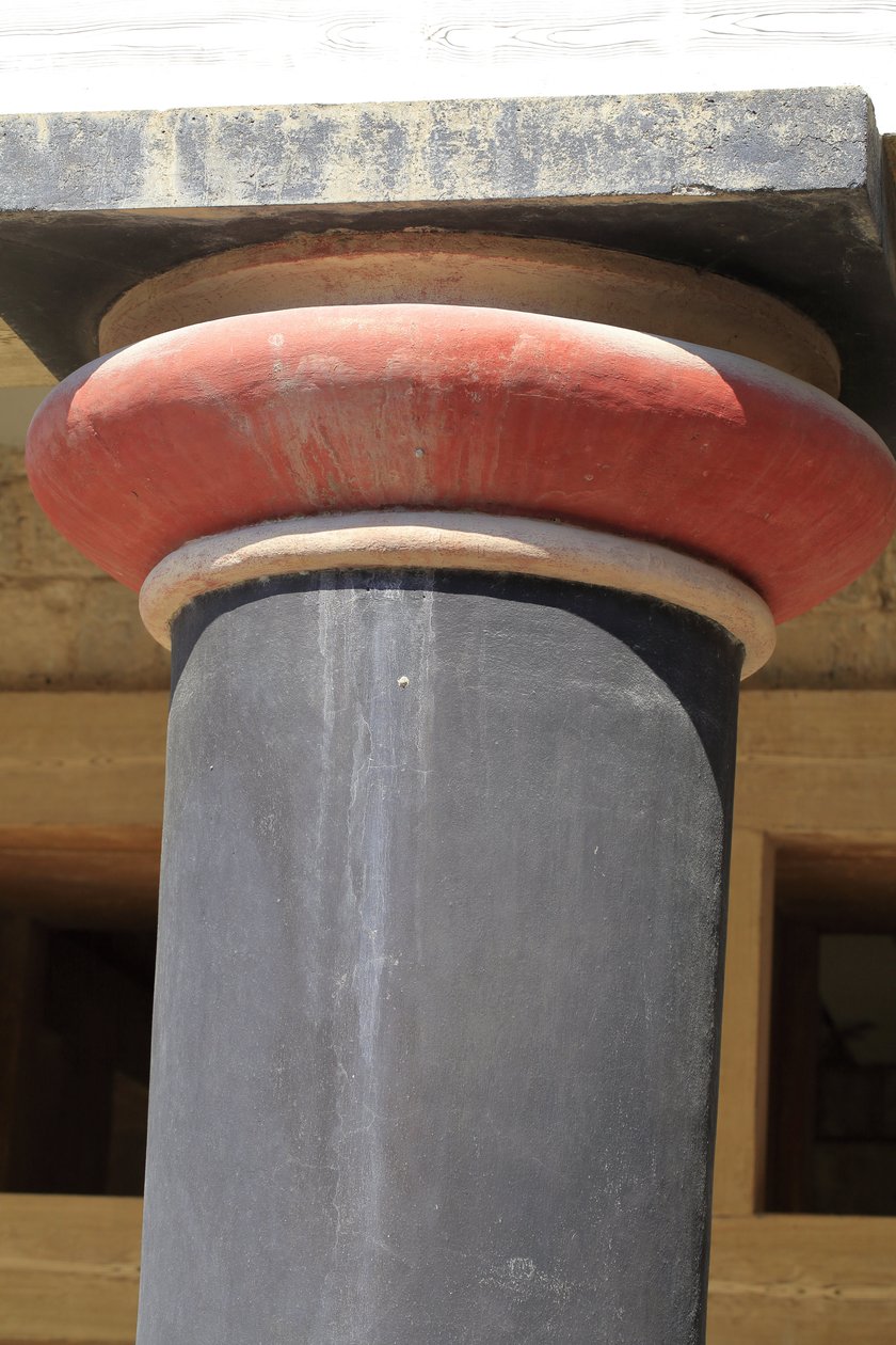 Minoen arkeologiske funnsted i Knossos. Detalj av en søyle i Hall of the double akser og dronningen megaron av palasset til kong Minos. Knossos, Kreta. av Minoan