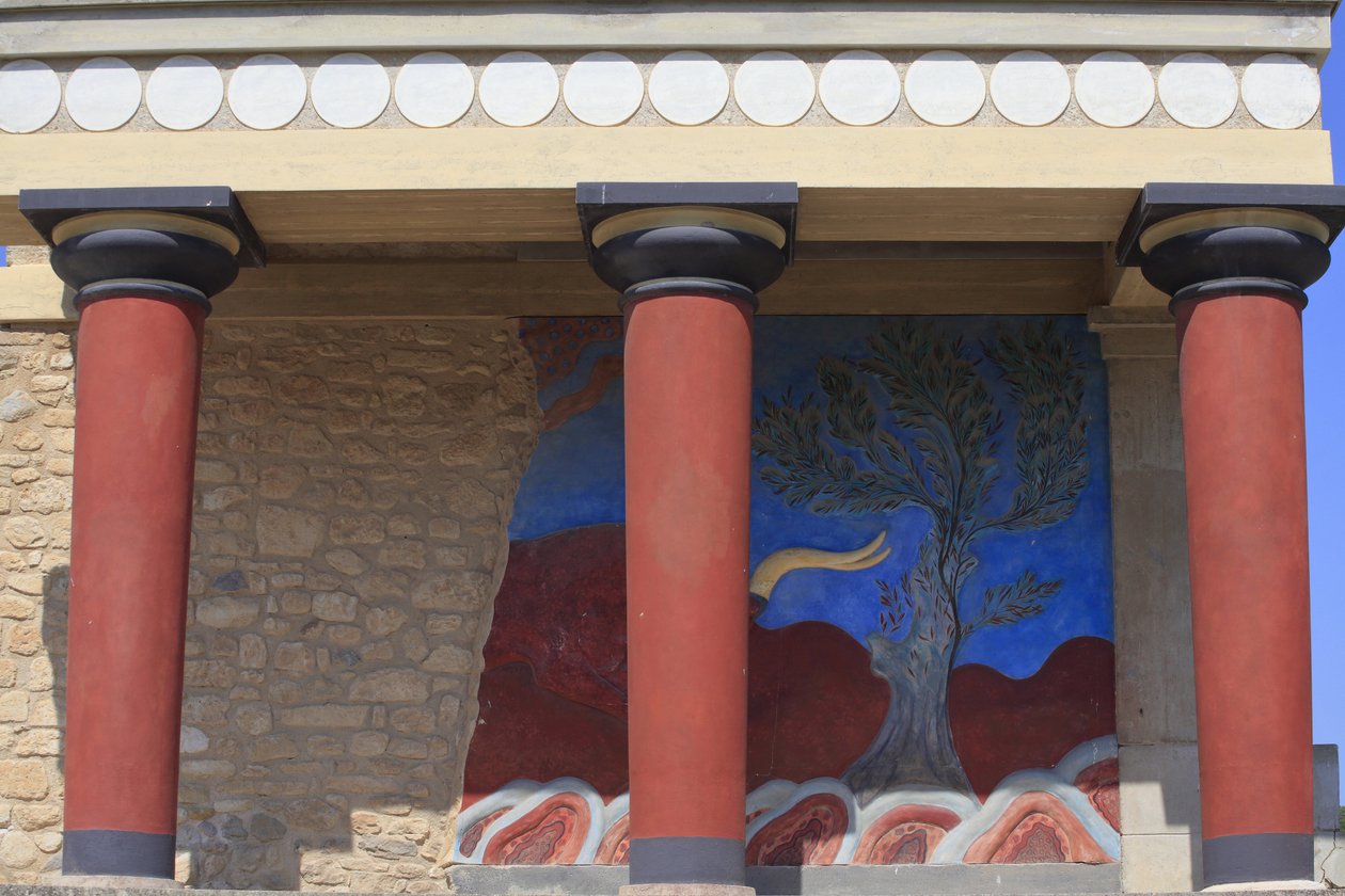 Minoen arkeologiske funnsted i Knossos. Nord inngang, Nord søyle Hall. Bastion rekonstruert av Arthur Evans hvor han satte en kopi av en restaurert reliefffreske av en okse. Knossos, Kreta. av Minoan
