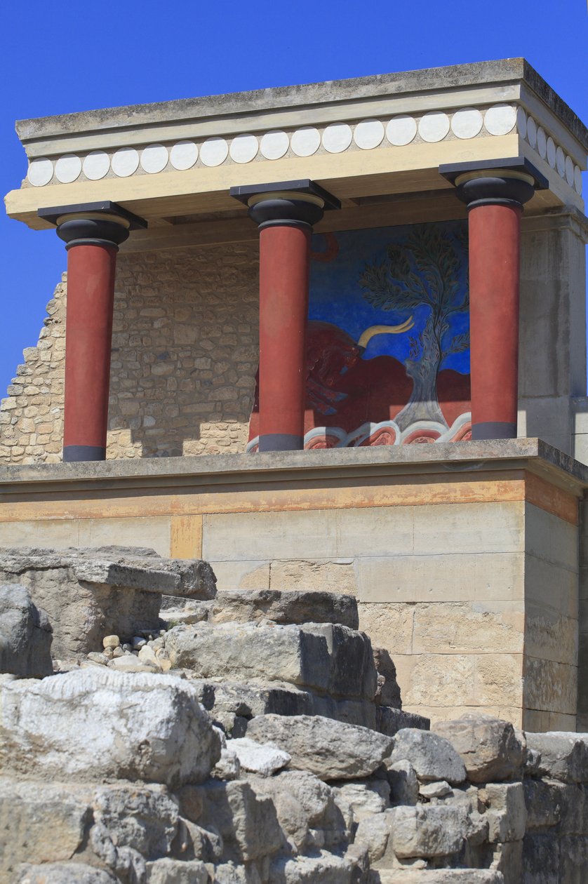 Minoen arkeologiske funnsted i Knossos. Nord inngang, Nord søyle Hall. Bastion rekonstruert av Arthur Evans hvor han satte en kopi av en restaurert reliefffreske av en okse. Knossos, Kreta. av Minoan