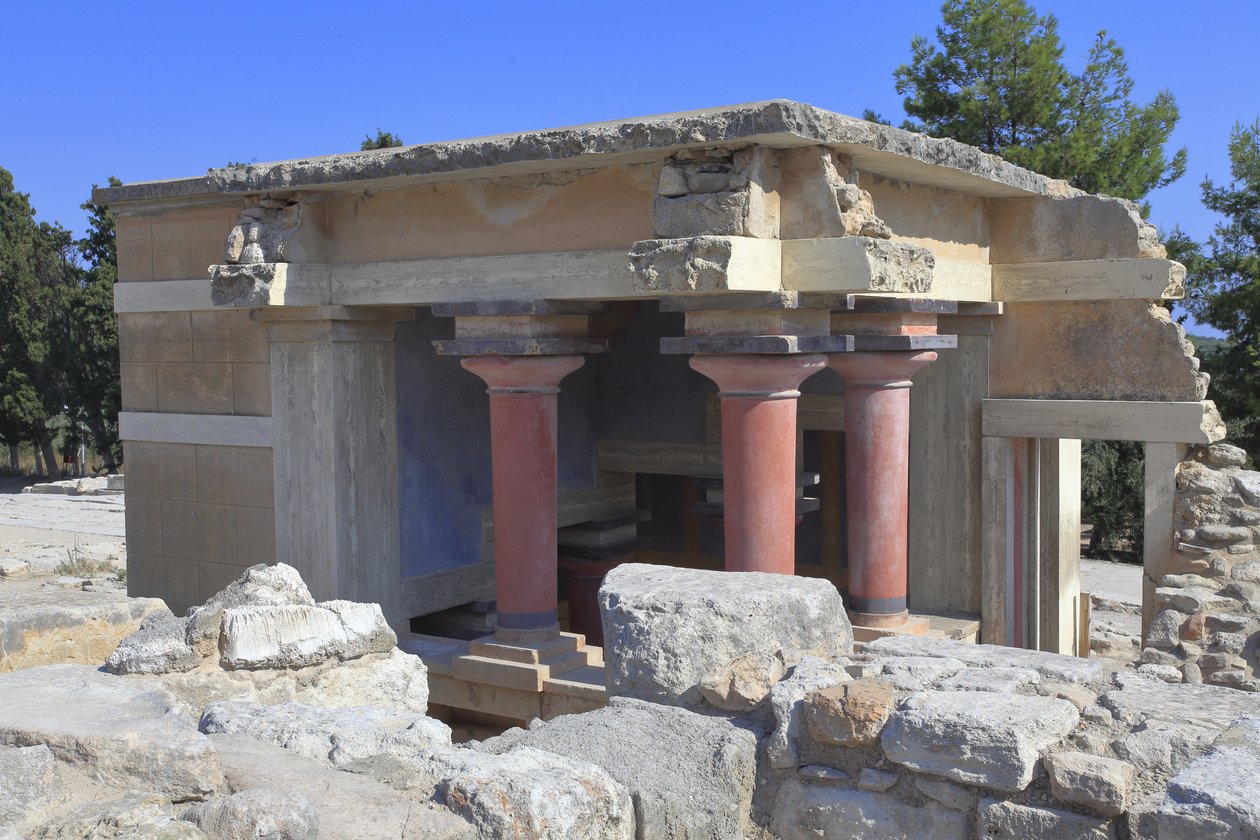 Minoen arkeologiske funnsted i Knossos. Nordlige lustrale bassenger. Nordinngangen til palasset. I følge A. Evans ble denne bygningen brukt i renseseremonier og kalte derfor dette stedet "" Lustral bassenger"". Knossos, Kreta. av Minoan