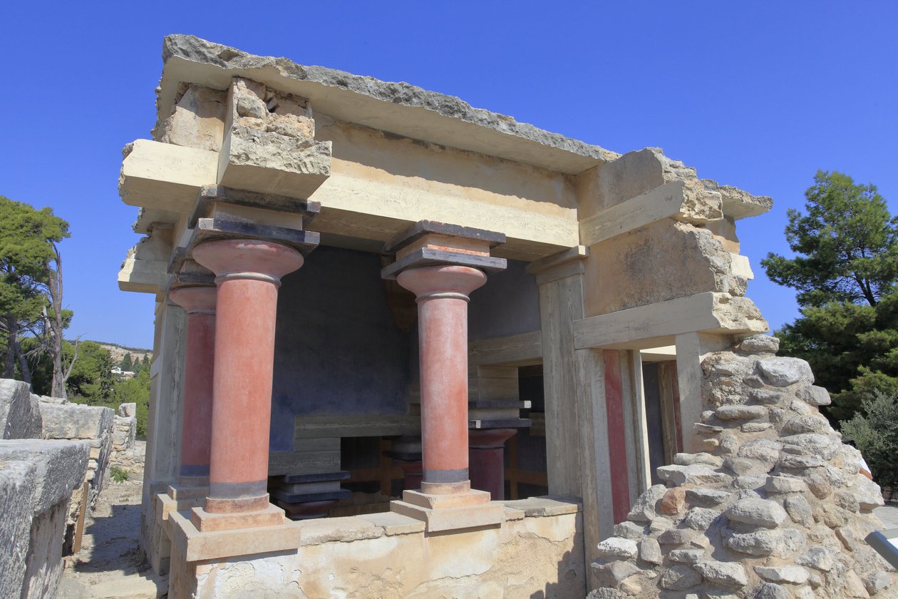 Minoen arkeologiske funnsted i Knossos. Nordlige lustrale bassenger. Nordinngang til palasset. I følge A. Evans ble denne bygningen brukt i renseseremonier og kalte derfor dette stedet "" Lustral bassenger"". Knossos, Kreta. av Minoan