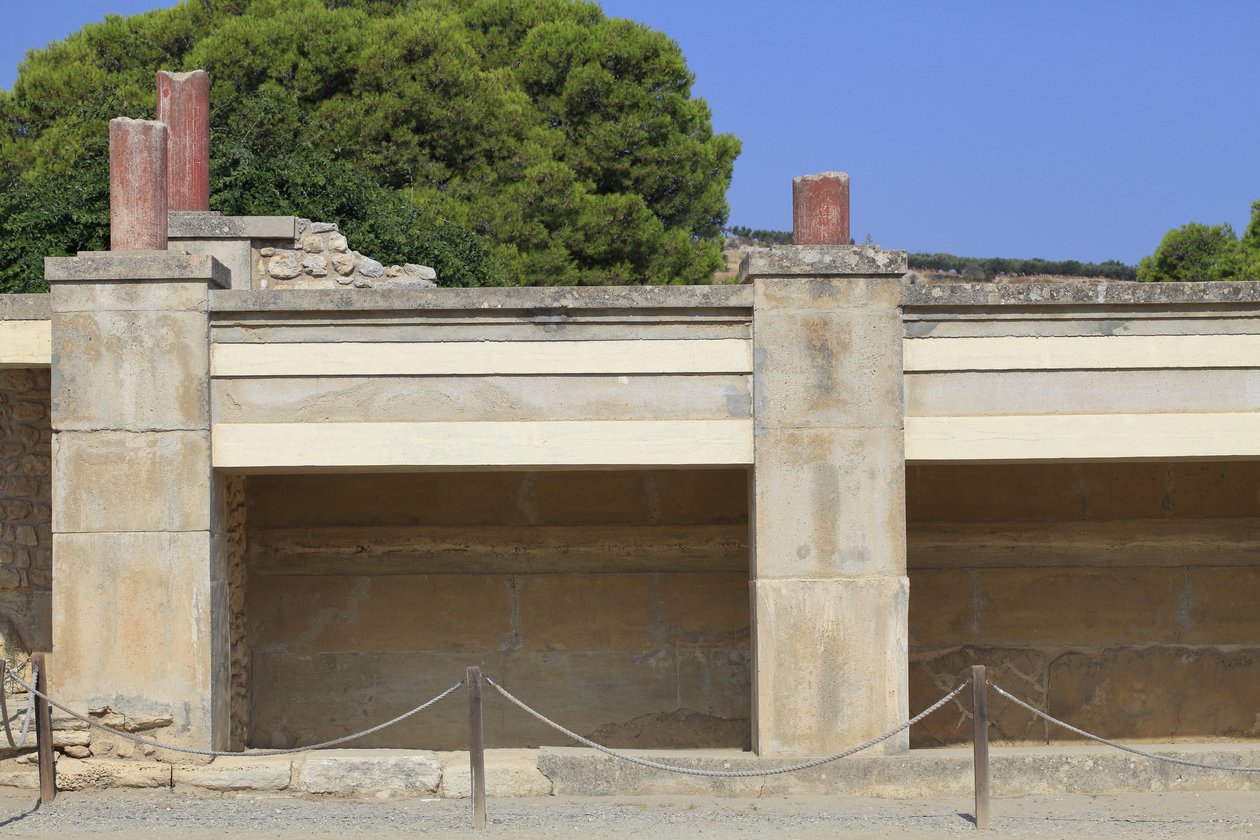 Minoen arkeologiske funnsted i Knossos. Vestfløyen; Aera kalt "Tripartite shrine" av A. Evans. Inne i helligdommen ble det funnet mange religiøse gjenstander som leirtavler eller leirselinntrykk muligens knyttet til arkivet til en helligdom. Knossos, Kreta av Minoan