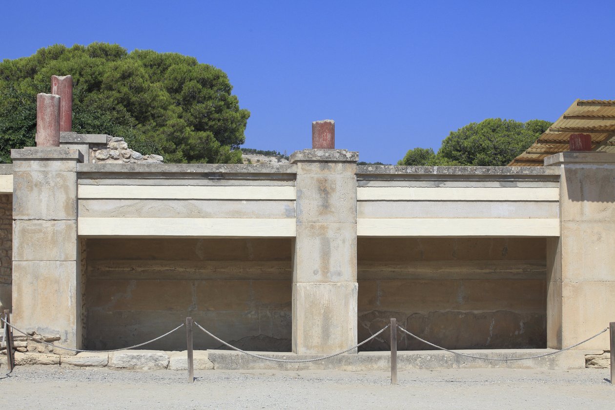 Minoen arkeologiske funnsted i Knossos. Vestfløyen; Aera kalt "Tripartite shrine" av A. Evans. Inne i helligdommen ble det funnet mange religiøse gjenstander som leirtavler eller leirselinntrykk muligens knyttet til arkivet til en helligdom. Knossos, Kreta av Minoan