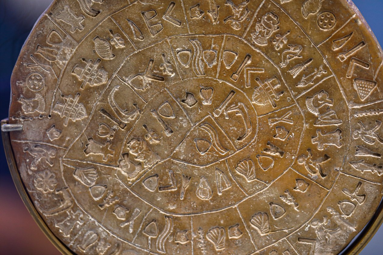 Phaistos plate. Symbolske tegn arrangert i en spiral (A-side), tidlig på 1600-tallet f.Kr av Minoan