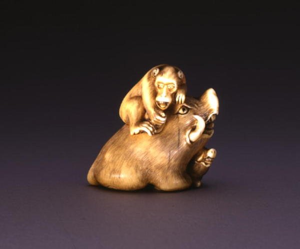 Netsuke, som viser en villsvin med en ape, ca. 1800-10 (elfenben og innlagt horn) av Mitsuhide