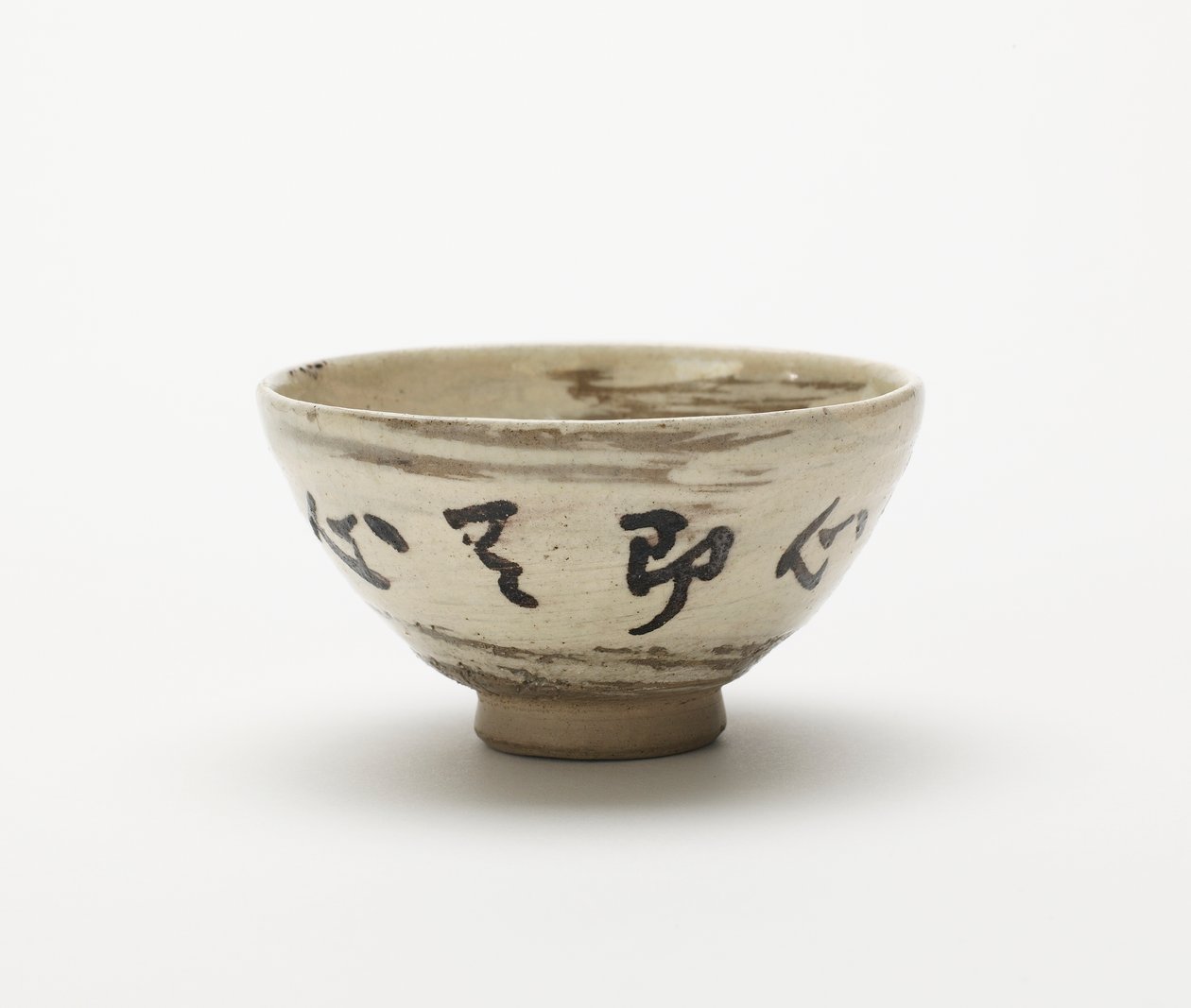 En av seks sake- eller sencha-kopper, Edo, Musashi, Japan, Meiji-tiden, sent på 1800-tallet (brun leire) av Miura Ken