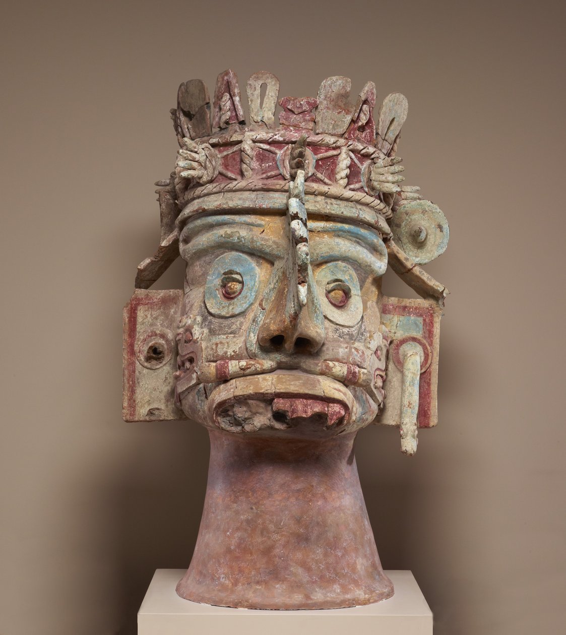 Hodet for regnguden Tlaloc, sen postklassisk periode, ca. 1300-1521 (keramikk, tuffat, stukkatur og maling) av Mixtec Mixtec