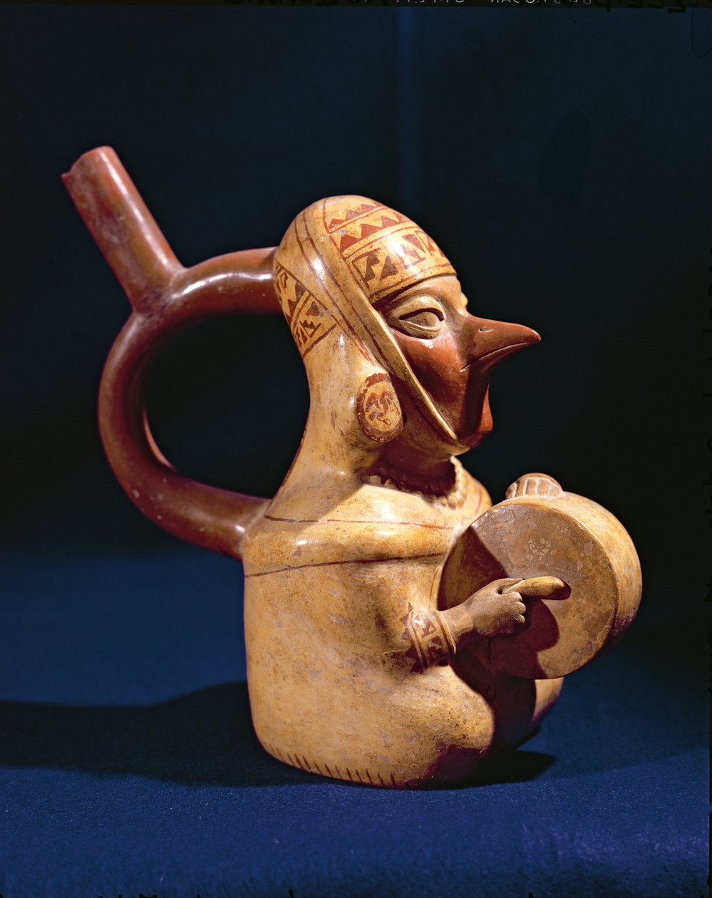Stigbøylevase i form av en mann som spiller tromme, 200-800 (keramikk) av Moche