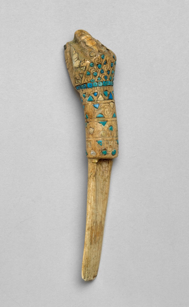 Rituell spatel med knyttet knyttneve, 01-700 (bein, turkis, skall og stein) av Moche