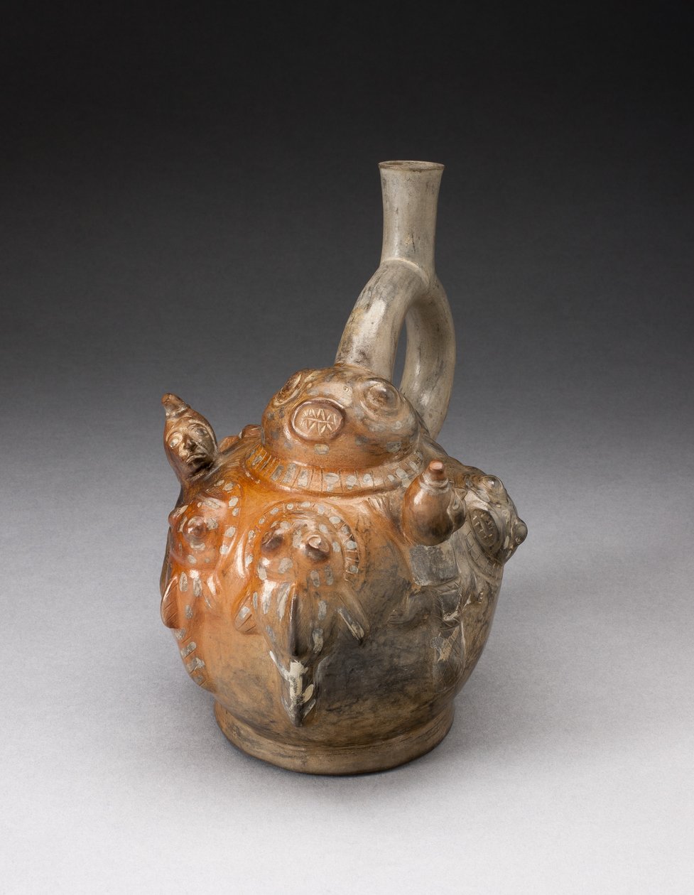 Stigbøyletutfartøy med relieff som viser en fiskescene, 100 f.Kr.-A.D. 500 av Moche