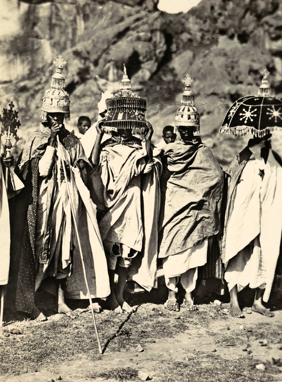 "Building an Empire" i den fascistiske tidsalderen: en gruppe abyssiniske prester, 09.05.1936 (s/hvitt-bilde) av Modestino Baldinetti