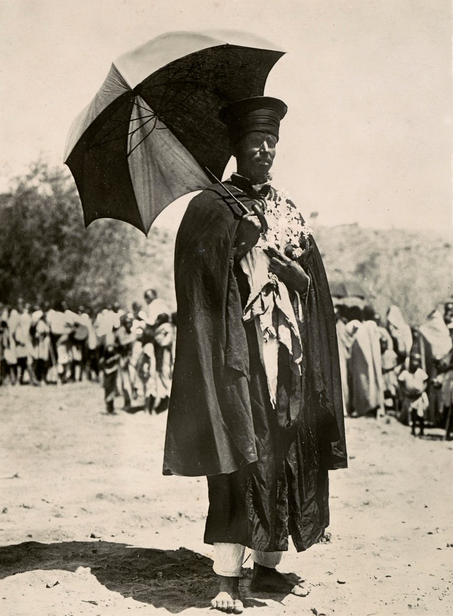 Bygge et imperium i den fascistiske tidsalderen: en abyssinisk prest, 09.05.1936 (s/hvitt-bilde) av Modestino Baldinetti