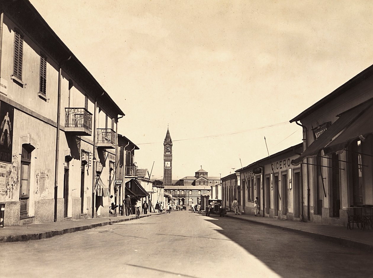 Building an Empire i den fascistiske tidsalderen: gate i Asmara, 09.05.1936 (s/hvitt-bilde) av Modestino Baldinetti