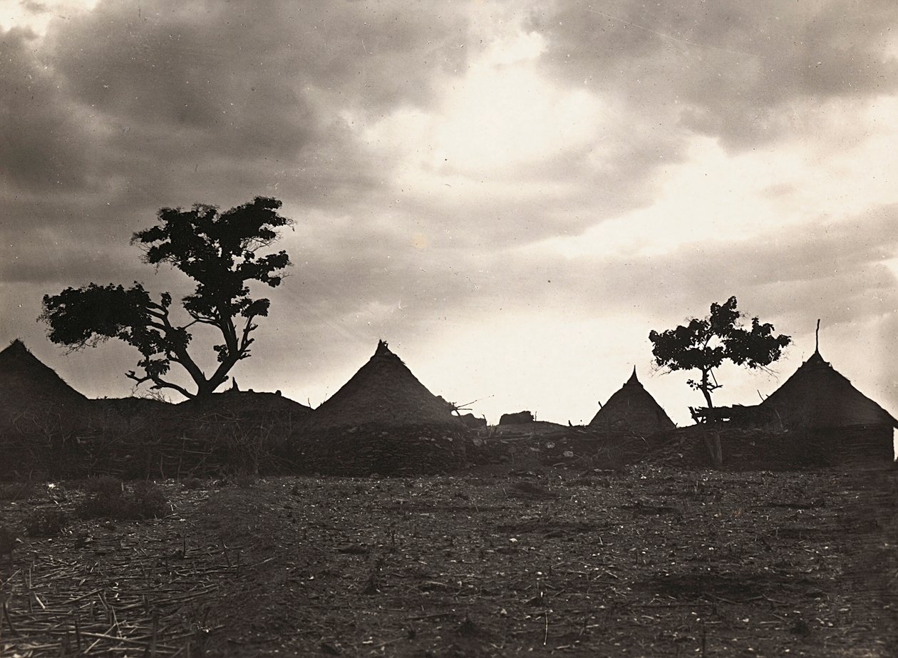 Bygge et imperium i den fascistiske tidsalderen: solnedgang ved Mai Zaghenà, 09.05.1936 (s/hvitt-bilde) av Modestino Baldinetti