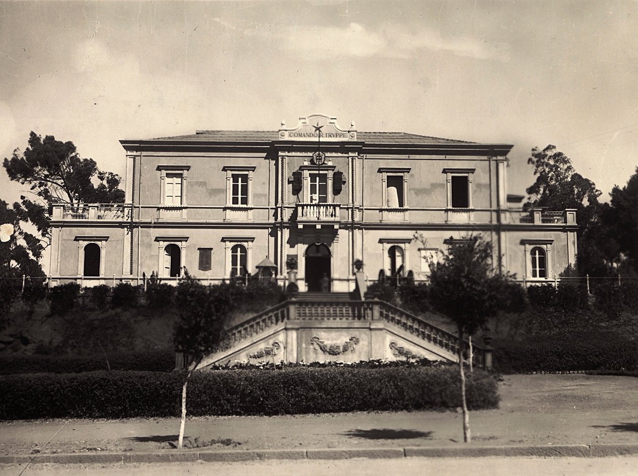 Bygge et imperium i den fascistiske tidsalderen: kommandosenteret i Asmara, 09.05.1936 (s/hvitt-bilde) av Modestino Baldinetti
