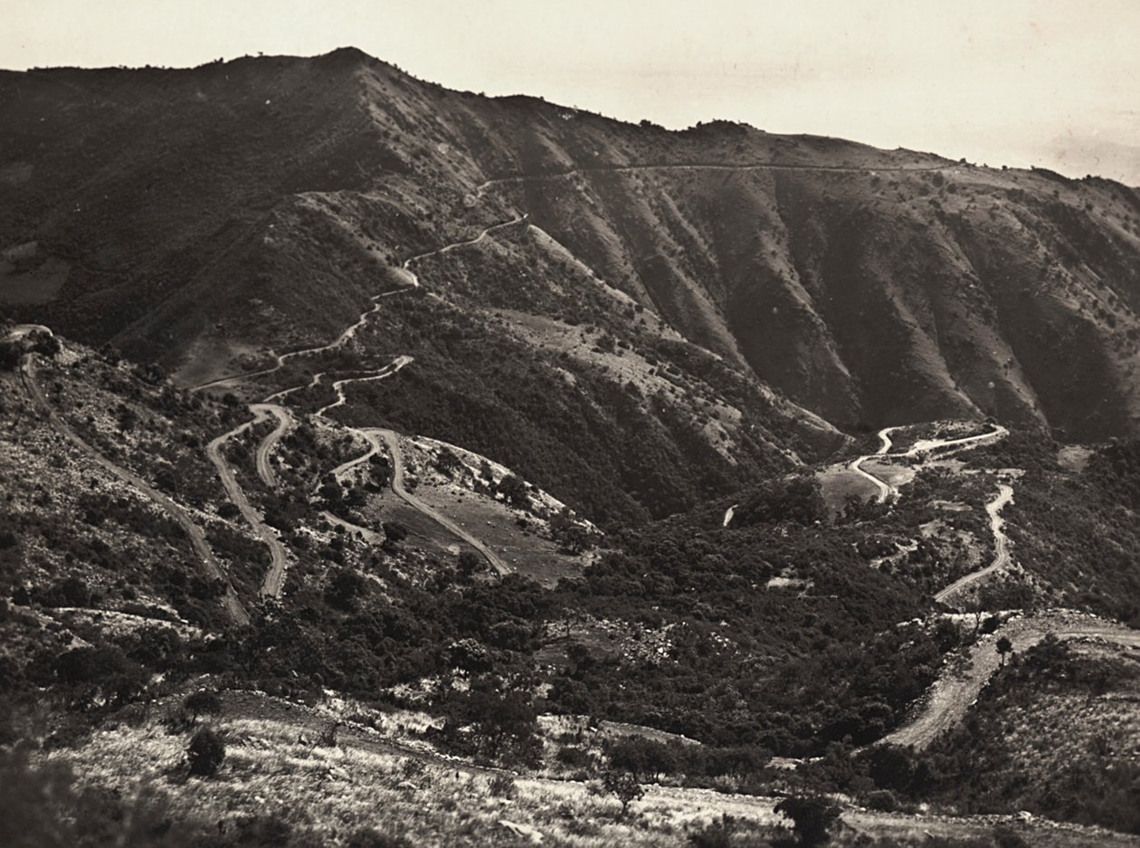 Bygge et imperium i den fascistiske tidsalderen: veien på Massaua-Asmara-åsene, 09.05.1936 (s/hvitt-bilde) av Modestino Baldinetti