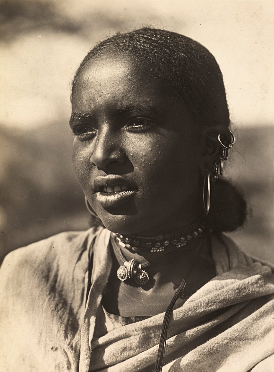 Building an Empire i den fascistiske tidsalderen: ung abyssinisk jente, 09.05.1936 (s/hvitt-bilde) av Modestino Baldinetti