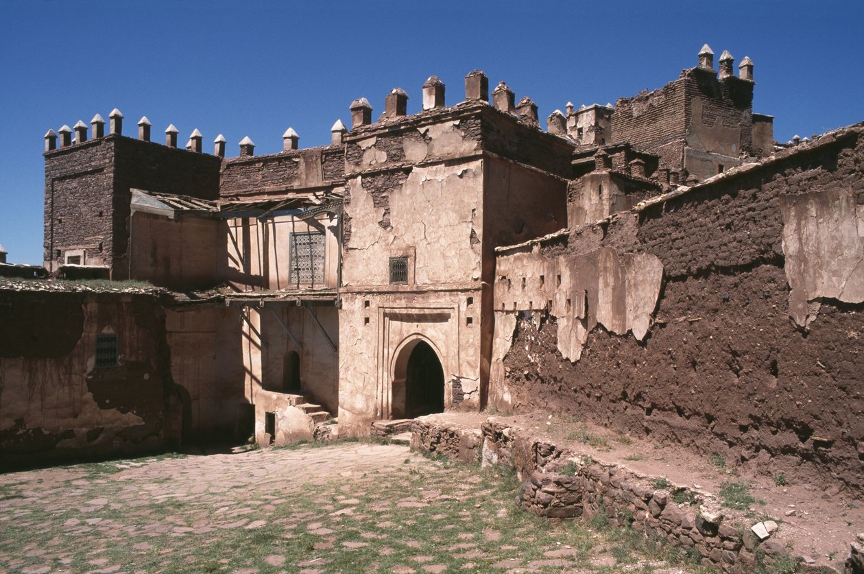 Utvendig utsikt over Kasbah of Thamiel glaoui av Moroccan School