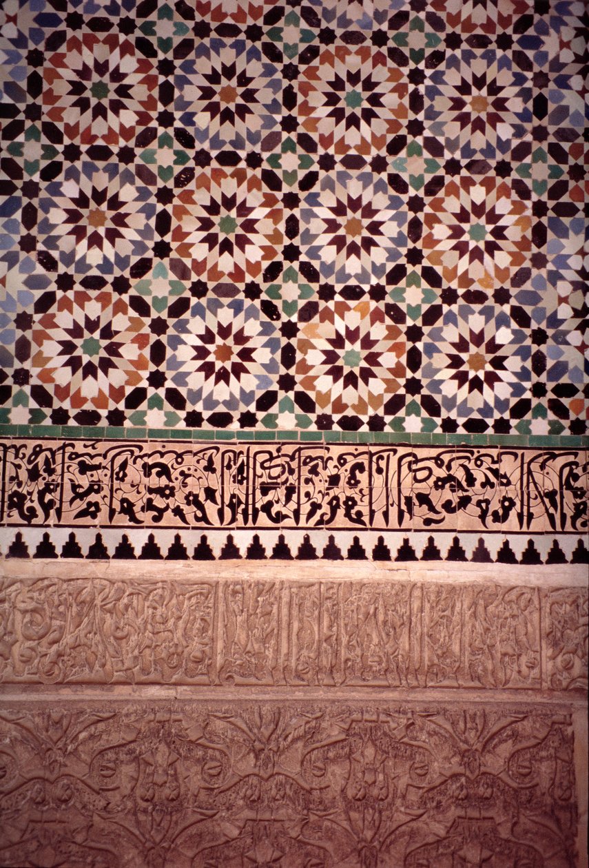 Den nedre veggen til hovedgårdsplassen, bygget av saadianerne i 1565 (zellij-flisverk og stukkatur) av Moroccan School