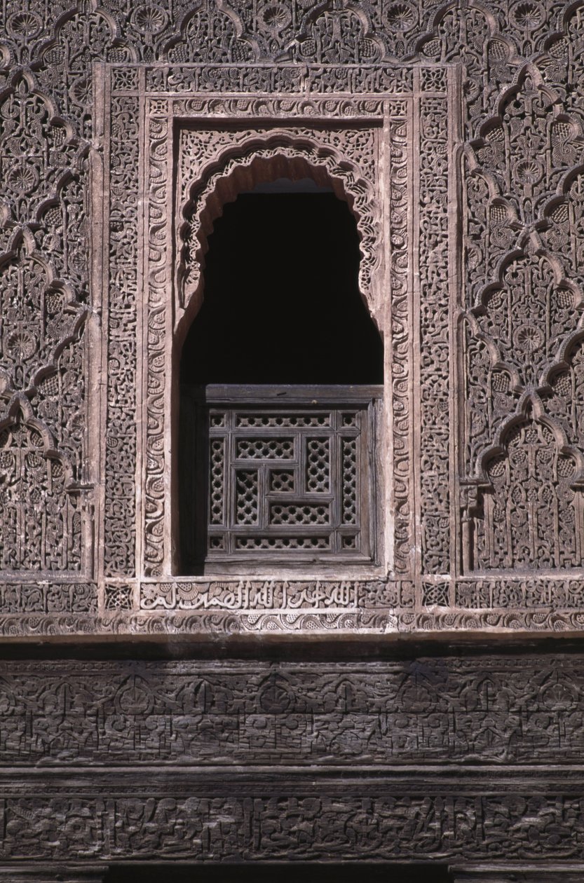 Utsikt over et vindu i gårdsplassen til Ali ben Youssef Medersa, bygget av saadianerne i 1565 (sedertre og stukkatur) av Moroccan School
