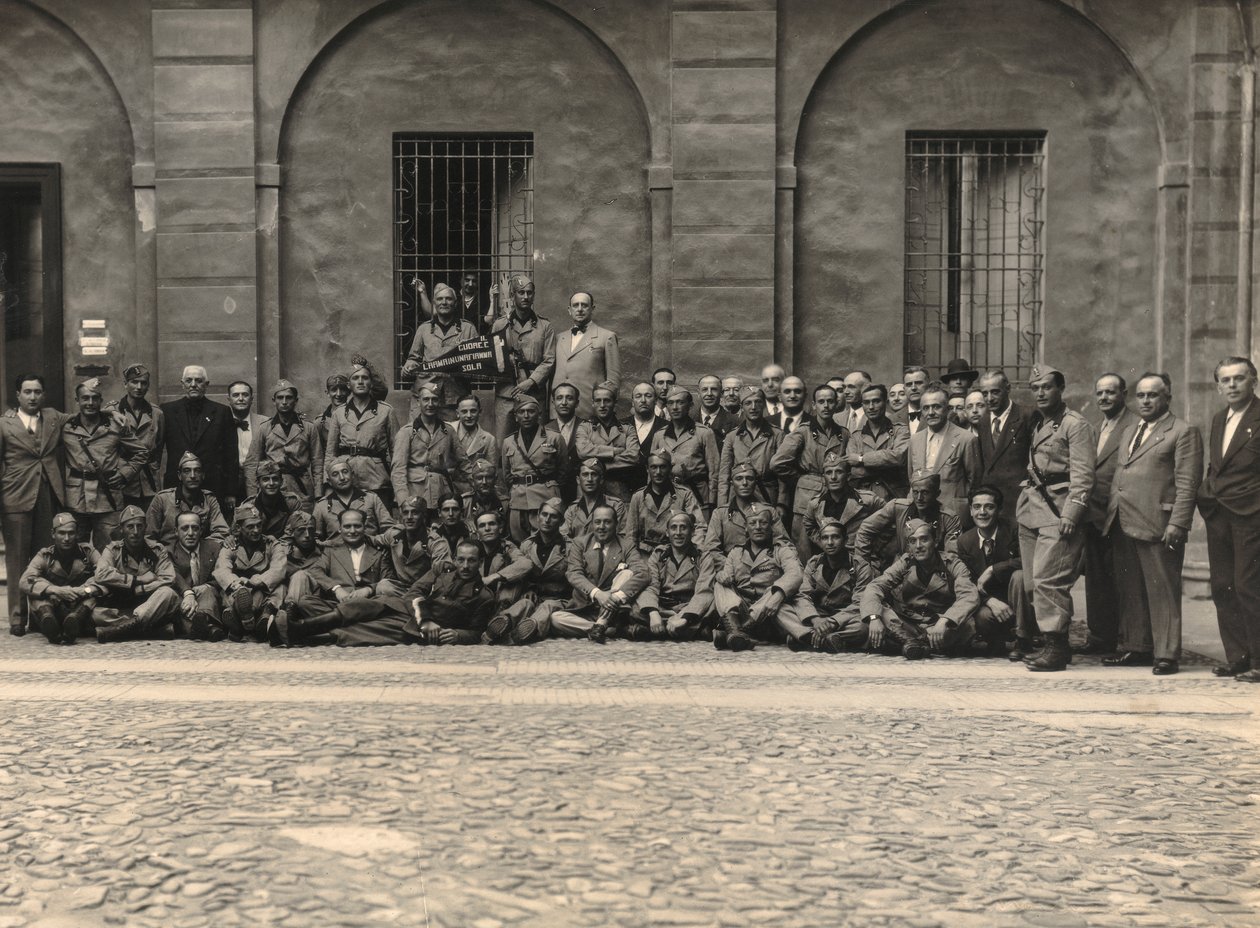 Albumet "MVSN- Blackshirts": Volunteer Militia in the War of departure for Africa (s/h-bilde) av Mortacchini Mortacchini