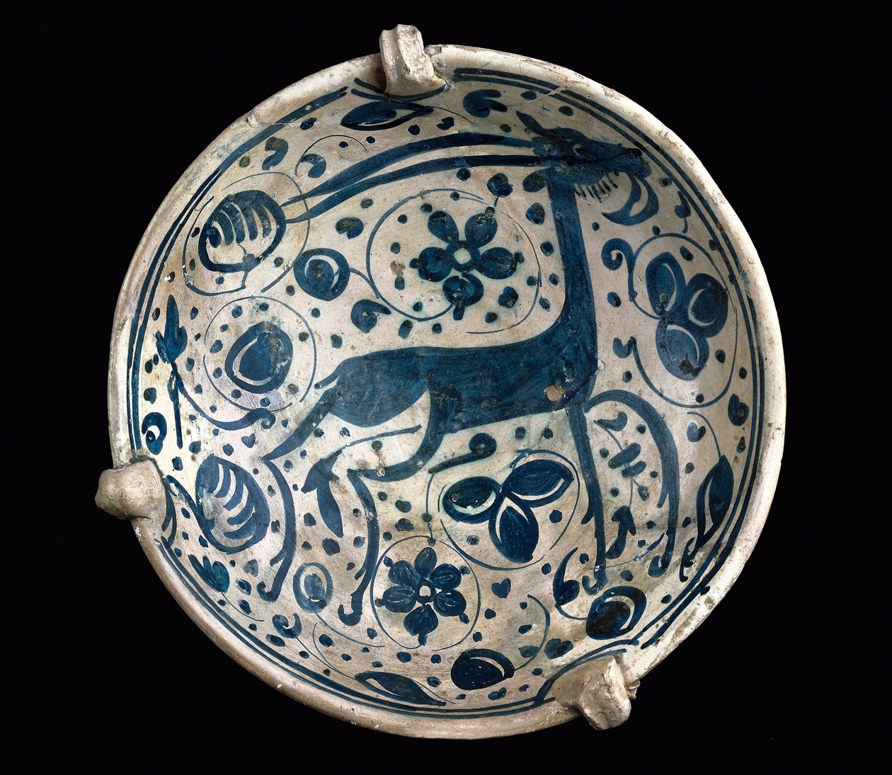 Art mudejar: keramisk kopp azul, dekorert med en hjort av Paterna, Manises (spansk-maurisk stil). Barcelona fra 1300- eller 1400-tallet. Barcelona Keramikkmuseum, Spania av Mudejar School