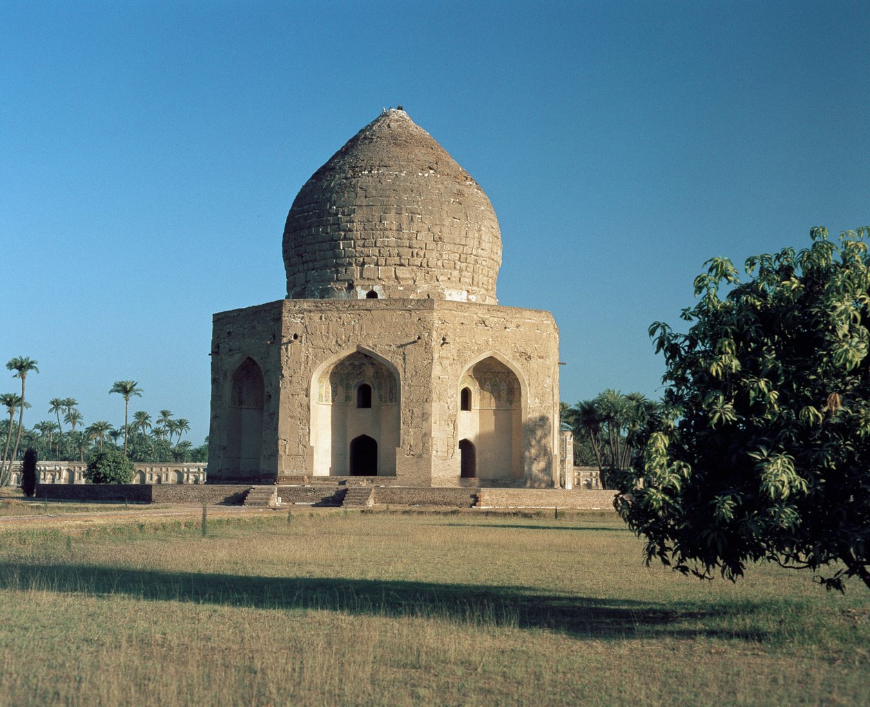 Utsikt over mausoleet til Asif Khan som ligger i Shahdara Bagh av Mughal School