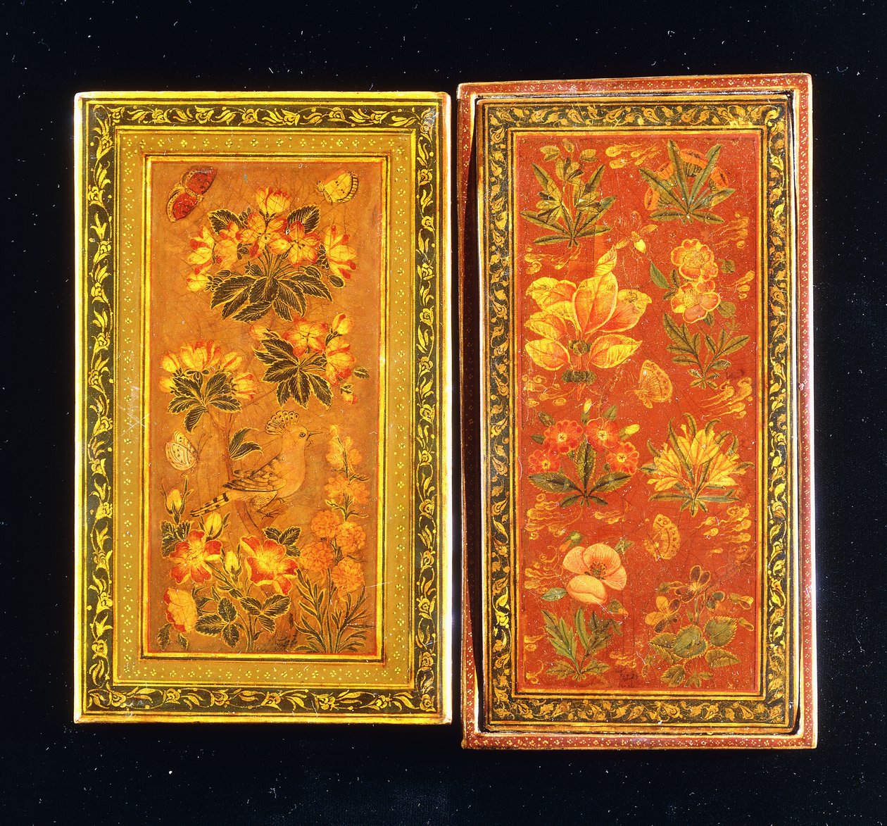 Et par speilhus fra Safavid-dynastiet, malt med blomstermotiver, ett med en perched hoopoe, ca. 1671-2 av Muhammad Zaman