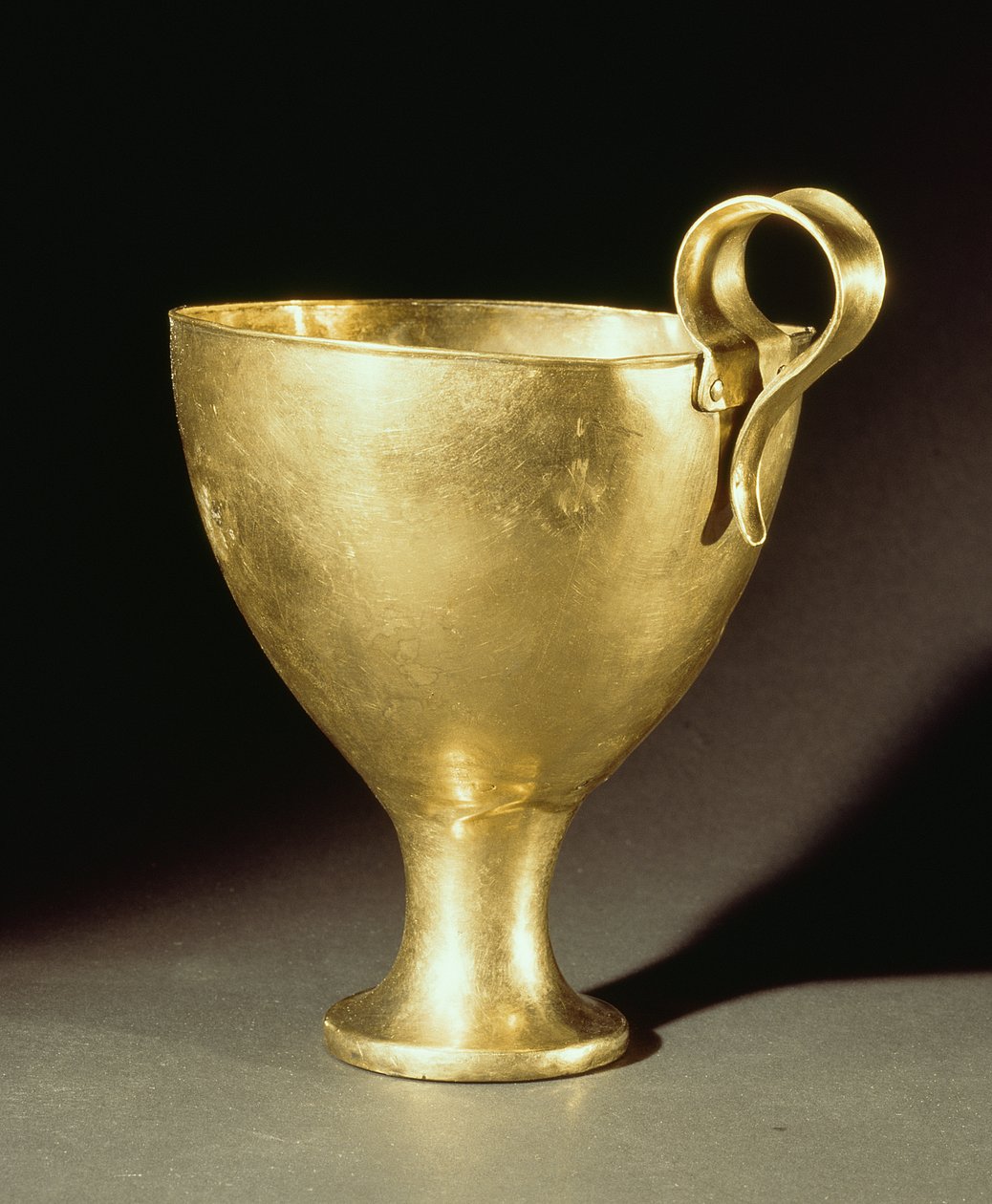 Kopper fra skaftgrav IV, Mykene, ca. 1500-tallet f.Kr. (gull) av Mycenaean