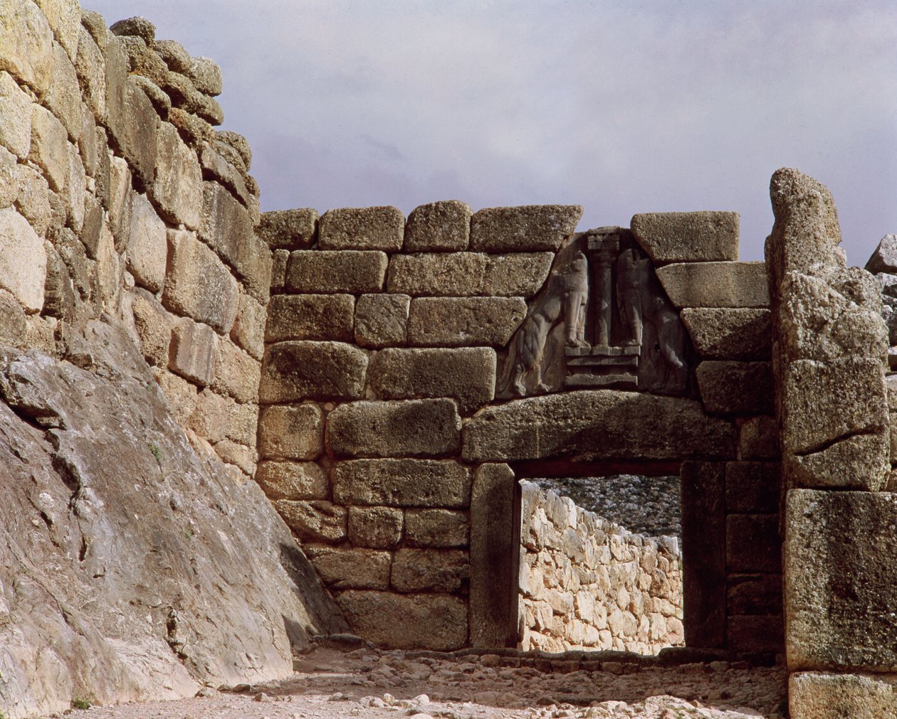 Utsikt over Lion Gateway ved inngangen til palasset av Mycenaean