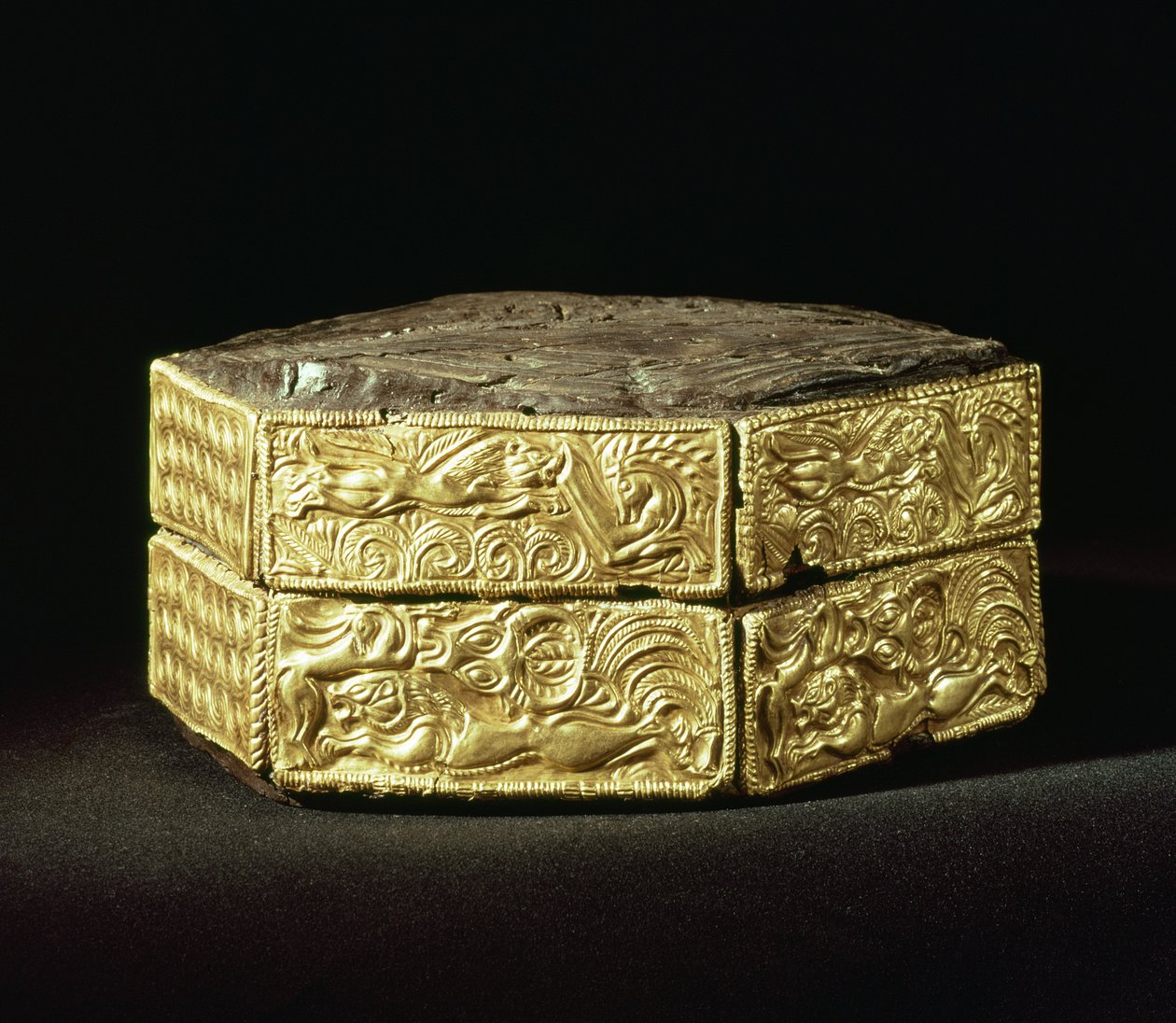 Sekskantede pyxis dekorert med dyr, fra Grav V, Gravsirkel A, Mykene (tre og gull) av Mycenaean