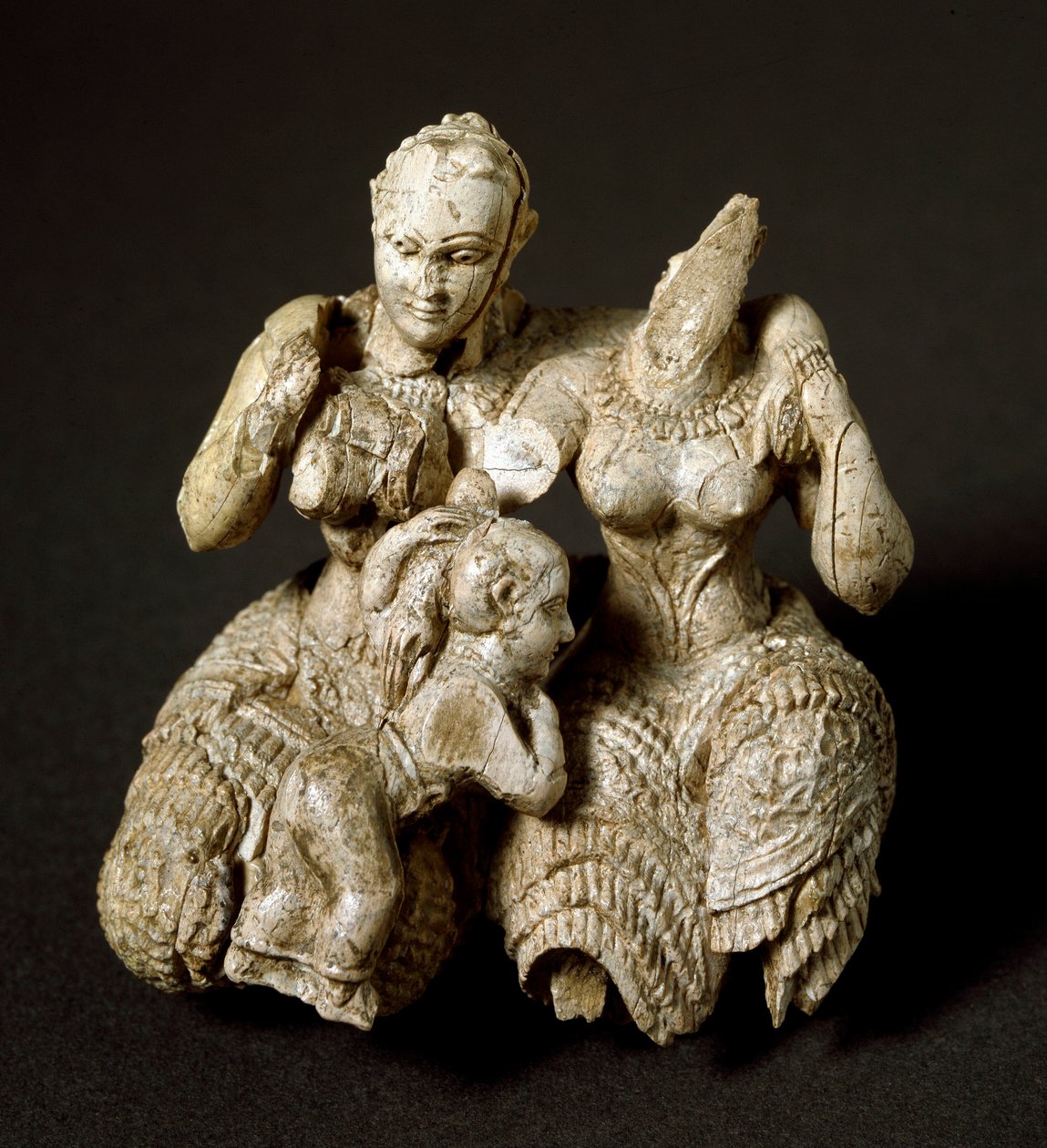 Mykensk kunst: idol av elfenben sammensatt av to guddommer og et barn - 1500 f.Kr., Dim. 7,5 cm - Nasjonalt arkeologisk museum i Athen, Hellas - To mykenske guder og et barn - Elfenbensskulptur (H.7,5 cm) av Mycenaean