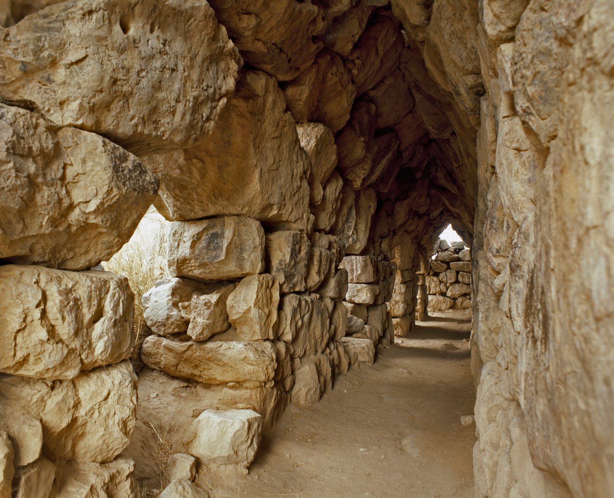 Mykensk kunst: dekket passasje av den mykenske citadellet, Tirynthe by, rundt 1200 f.Kr. Hellas av Mycenaean