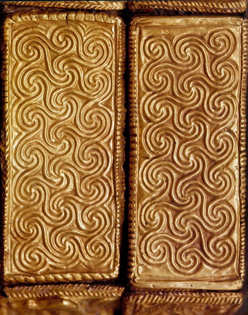 Mykensk kunst: detalj av en trekassett dekket med gullblader dekorert av spiraler fra grav V, Mykene. 1500-tallet f.Kr. Athenes, National Archaeological Museum av Mycenaean