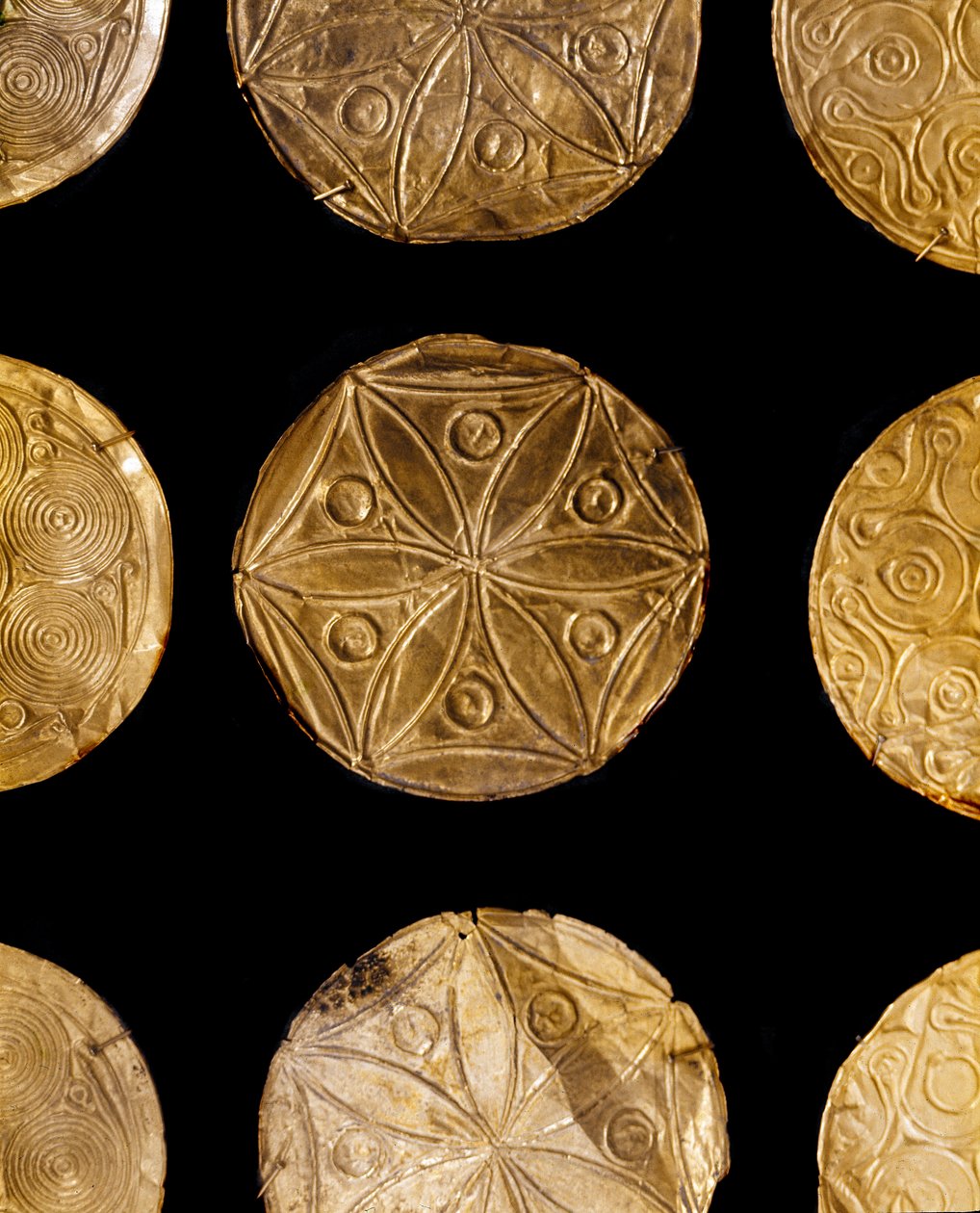Mykensk kunst: seremonielle plater i gull brukt til å dekorere klærne fra grav III, Mykene. 1500-tallet f.Kr. Athen, Nasjonalt arkeologisk museum av Mycenaean