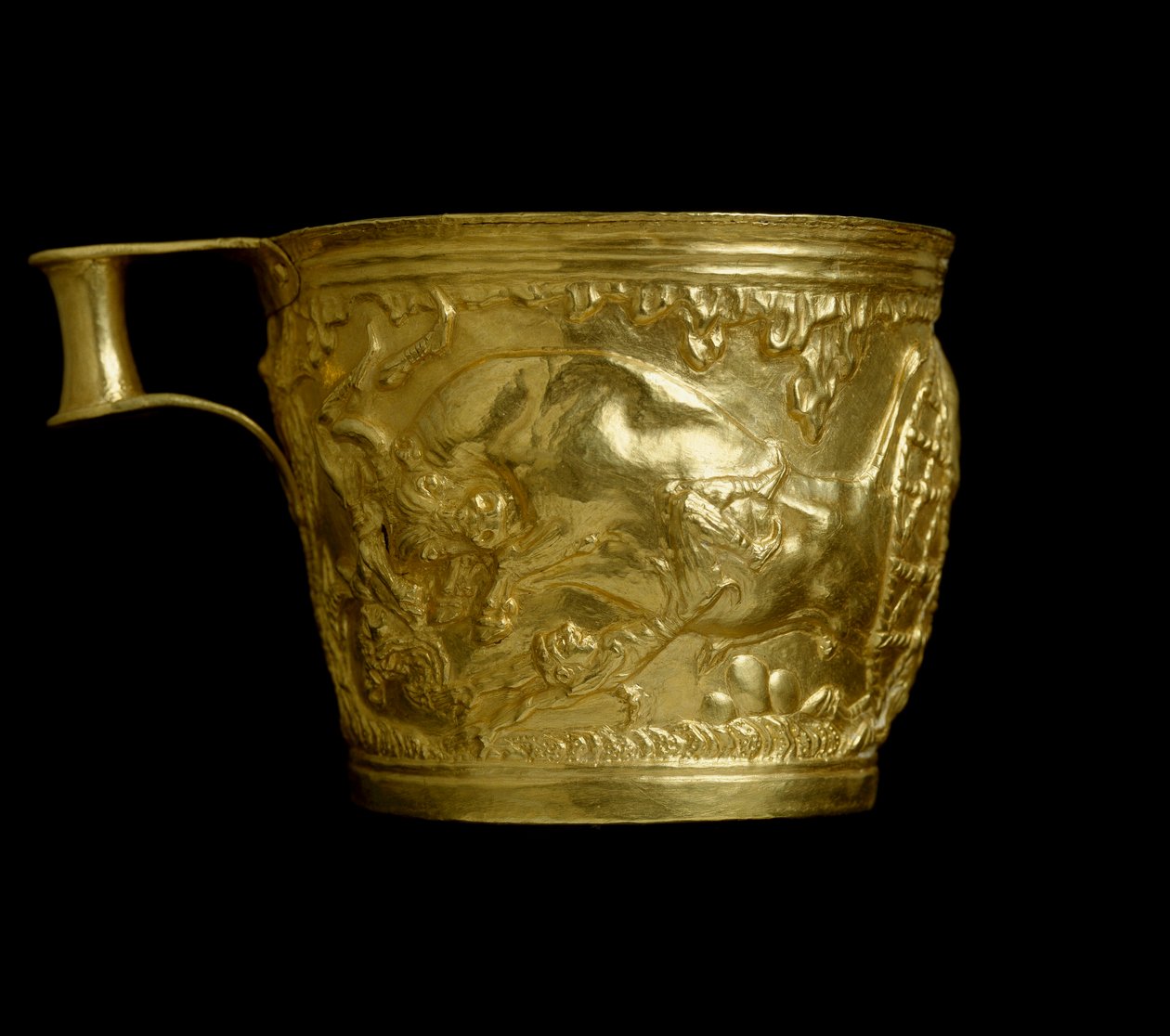 Mykensk kunst: gullbeger avviser med representasjon av en scene for fangst av okser fra stedet til Vapheio (eller Vaphio eller Vafio). 1500 f.Kr. Dim. 8,4 cm Nasjonalt arkeologisk museum i Athen, Hellas. av Mycenaean