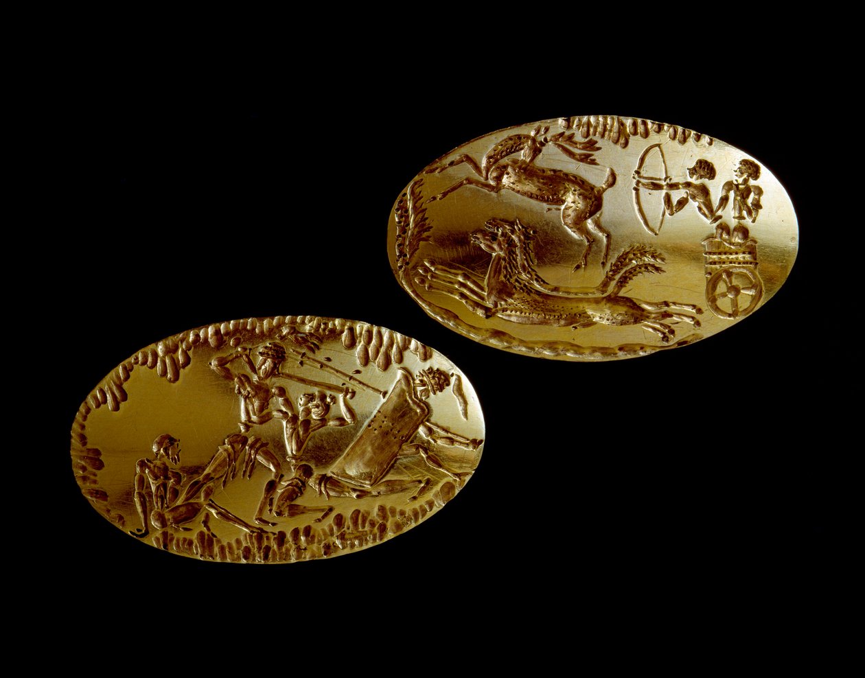 Mykensk kunst: to gullsegl truffet av representasjonen av en jaktscene på en tank og en kriger som står overfor tre motstandere. 1550-1100 f.Kr. fra Mykenes grav IV. Det nasjonale arkeologiske museet i Athen (inv. 240 og 241) - Mykensk kunst: to gullsegl d av Mycenaean