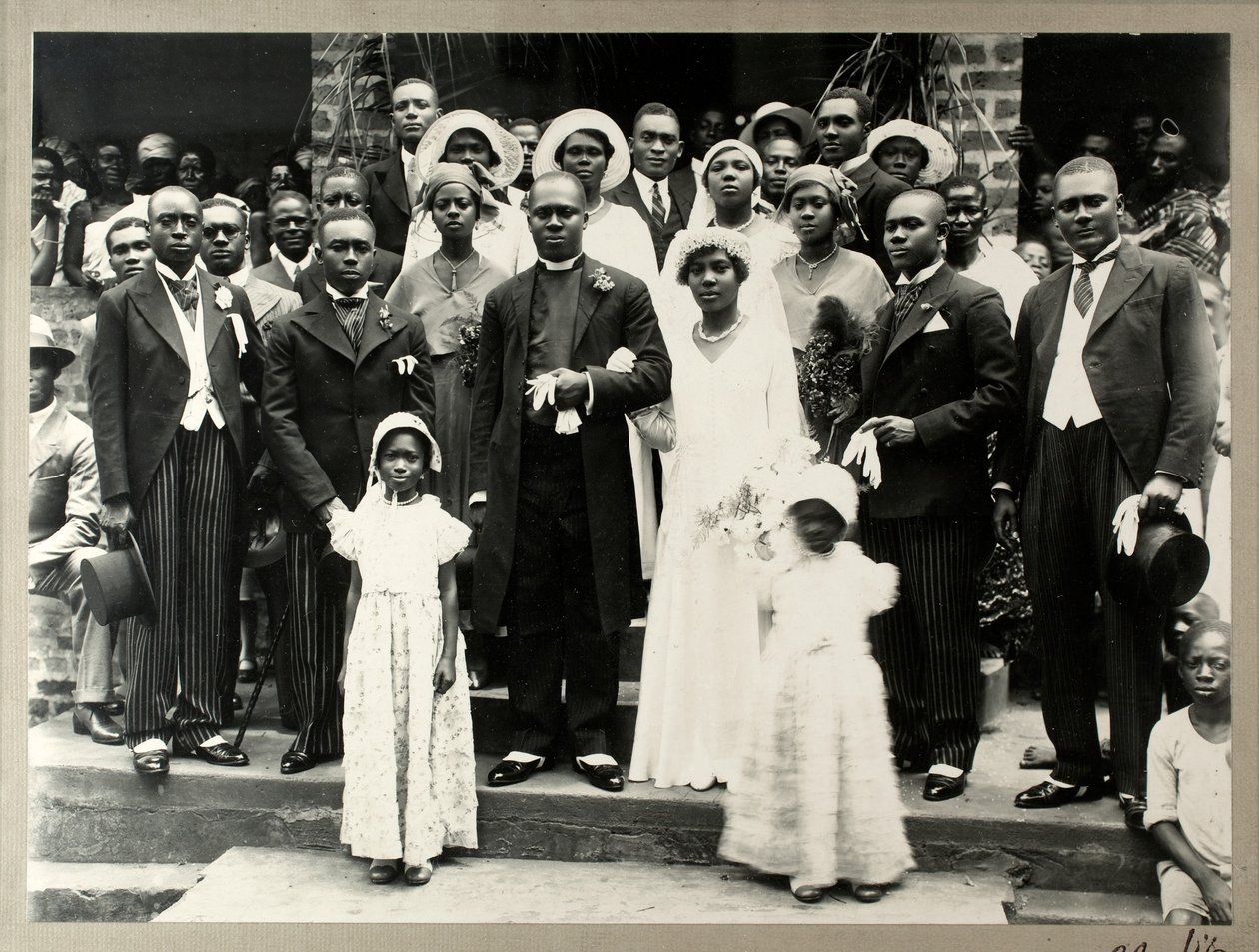 Bryllupsfest til Revd Prempeh, sønn av avdøde kong Prempeh og frøken Mary Asafu-Adjaye, ca. 1931 (gelatinsølvtrykk) av N. T. Clerk