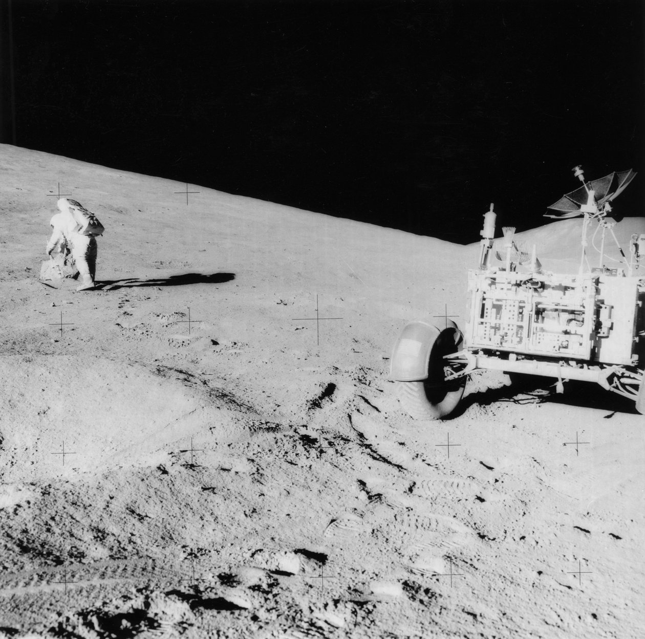 Astronaut David Scott f. 1932 i skråningen av Hadley Delta under Apollo 15, 1971. av NASA Images