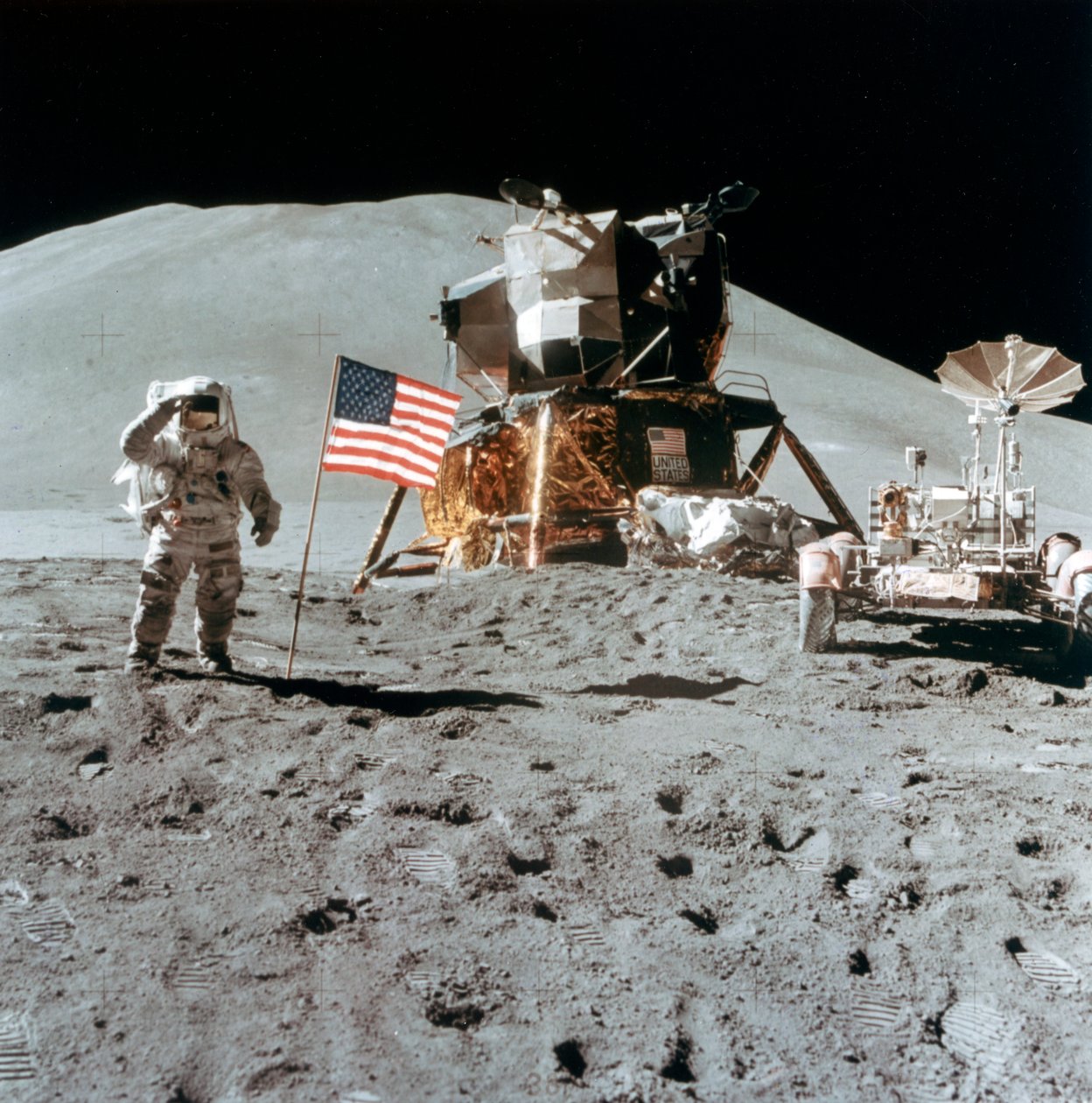 Astronaut James Irwin 1930-1991 gir en hilsen på månen, 1971. av NASA Images