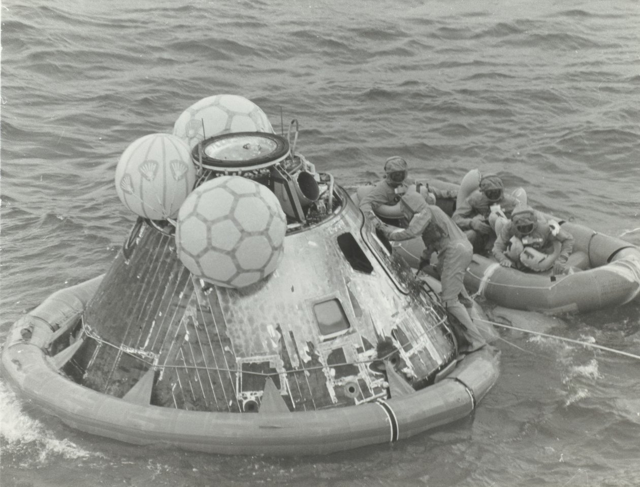 [Astronauter i livbåt etter Apollo 11 Splashdown], 1969. av NASA Images