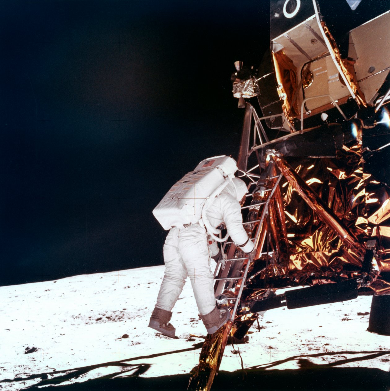 Edwin Buzz Aldrin går ned trinnene på Lunar Module-stigen for å gå på månen, 1969. av NASA Images