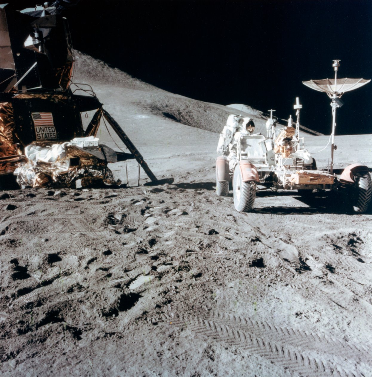 James Irwin 1930-1991 med Lunar Roving Vehicle under Apollo 15, 1971. av NASA Images