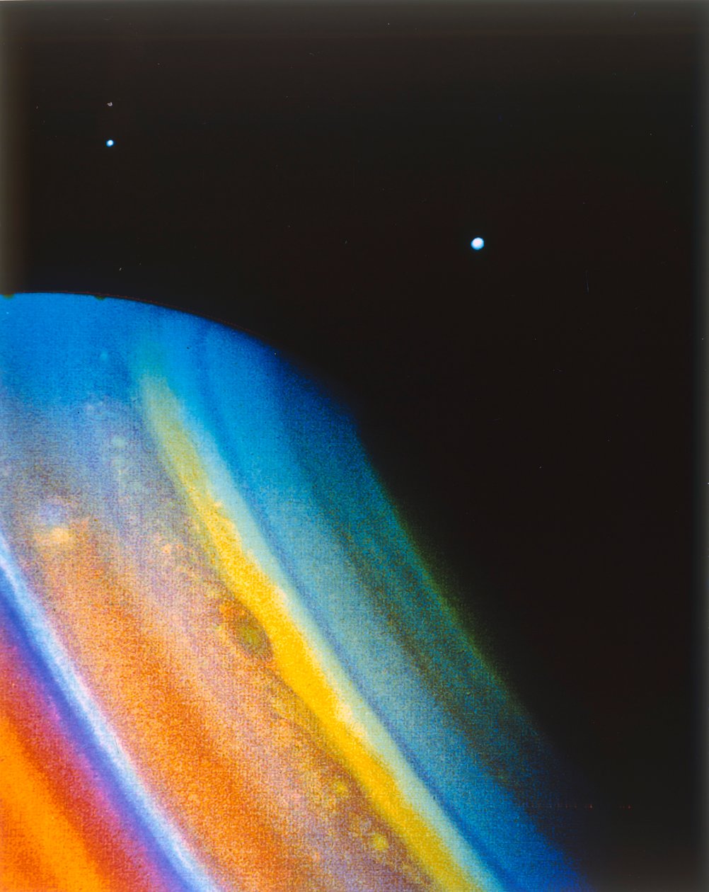 Saturn og månen Dione, sett fra romfartøyet Voyager 2. av NASA Images