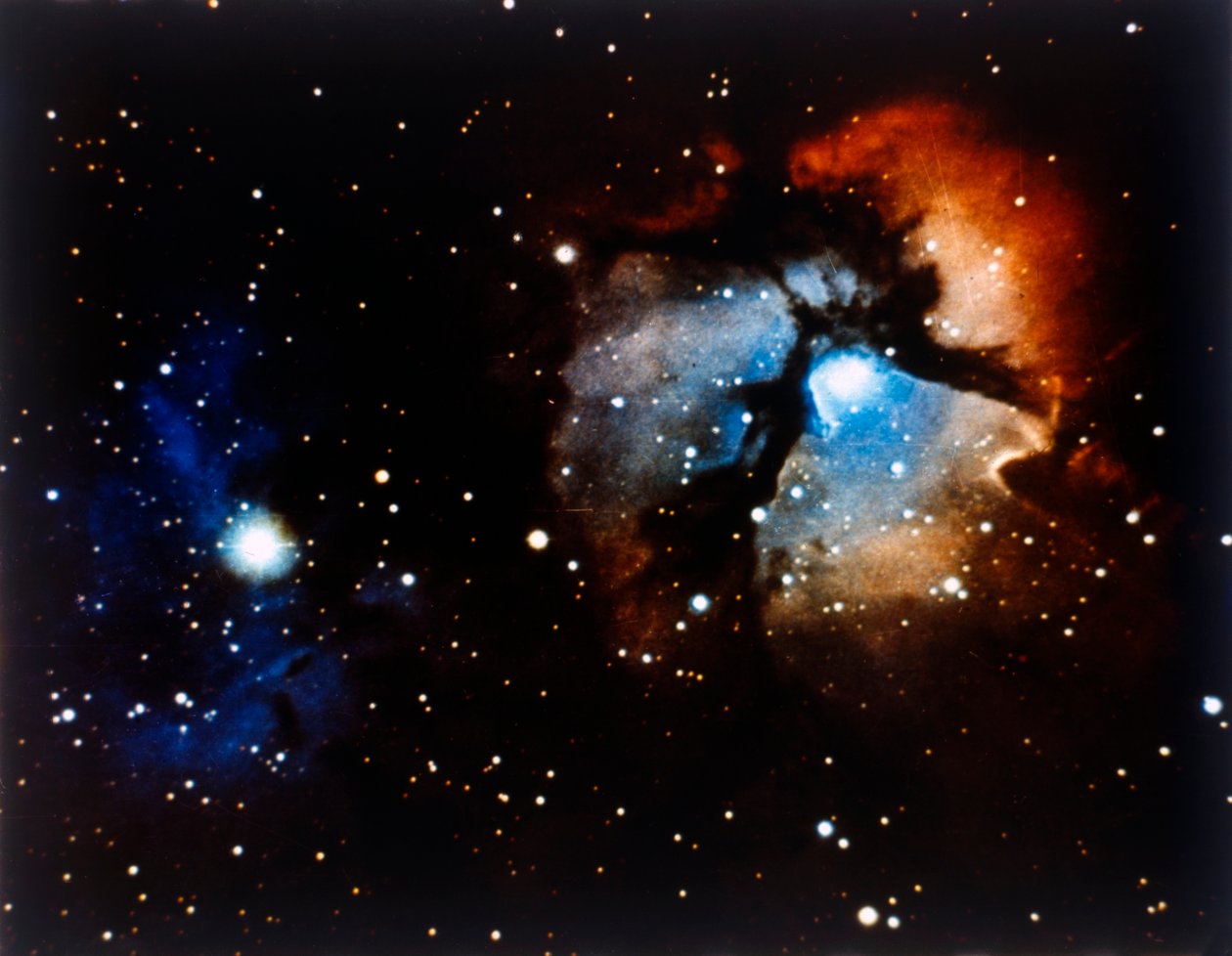 Trifid-tåken i stjernebildet Skytten. av NASA Images