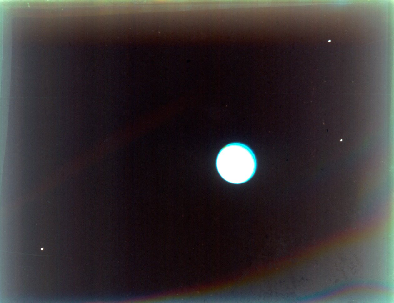 Uranus med satellittene Miranda, Ariel og Umbriel, fra Voyager 2, 24. januar 1986. av NASA Images